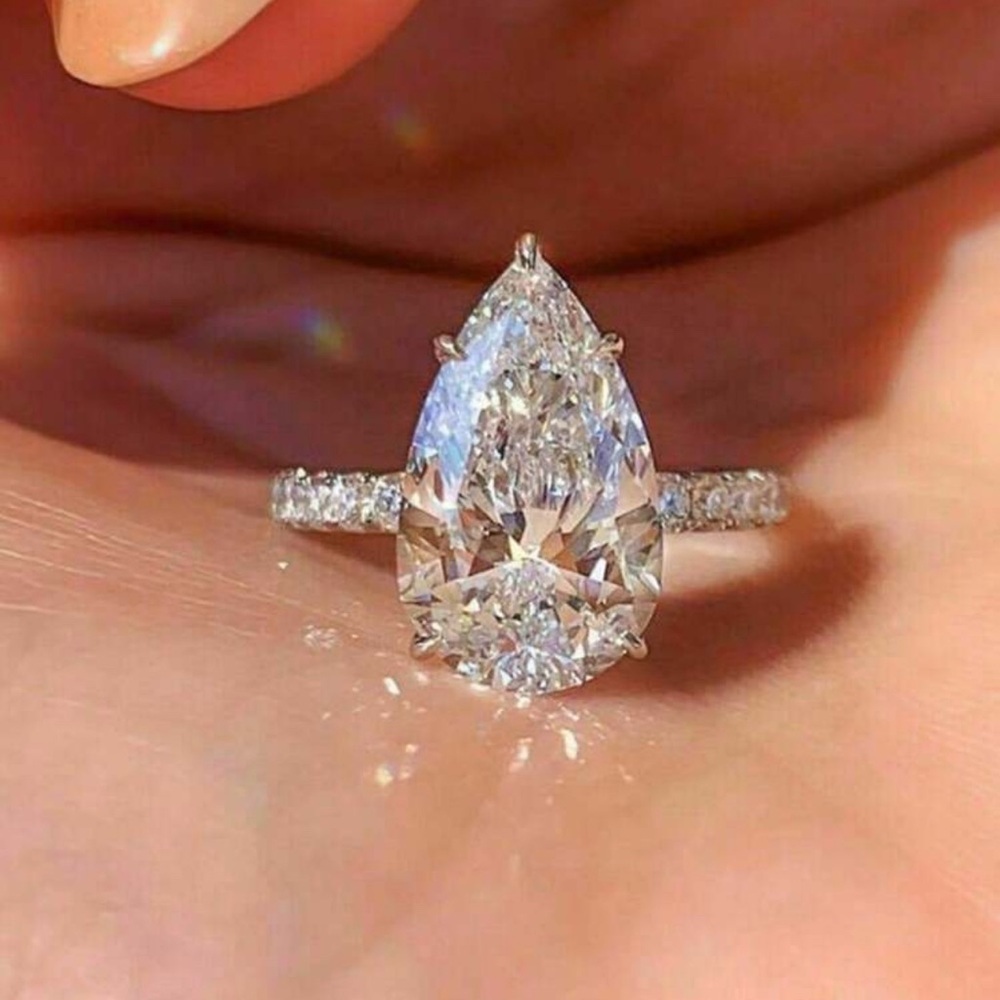 PRINCESS CUT WEDDING RING - Picture 4 of 9